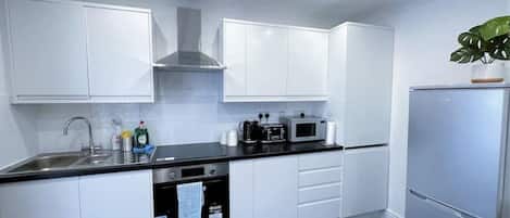 Réfrigérateur, micro-ondes, four, plaque de cuisson