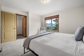 3 bedrooms, desk, iron/ironing board, free WiFi - Centro Corner | King Bed | A/C | Central Location (Invermere)