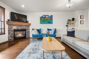 Smart TV, fireplace - Centro Corner | King Bed | A/C | Central Location (Invermere)