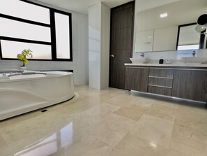 Whirlpool, Handtücher, Seife, Shampoo