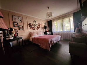 3 bedrooms, desk, iron/ironing board, free WiFi