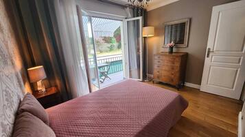 3 bedrooms, desk, iron/ironing board, free WiFi