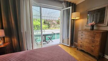 3 bedrooms, desk, iron/ironing board, free WiFi