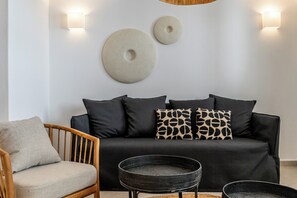 Deluxe Room | Living area