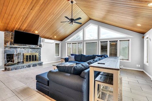 Maine Pondfront Home Sleeps 22 - Pool & Hot Tub