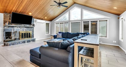 Maine Pondfront Home Sleeps 22 - Pool & Hot Tub