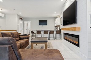 TV, fireplace, video games, offices - Heart of Southie - Hot Tub + Walk to Top Bars (Boston)
