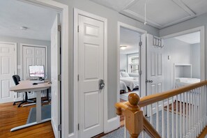 4 bedrooms, desk, iron/ironing board, travel cot - Heart of Southie - Hot Tub + Walk to Top Bars (Boston)