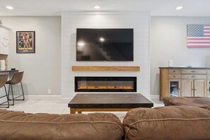 TV, videospill og kontorer