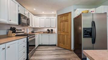 Køleskab, mikrobølgeovn, ovn, kogeplade