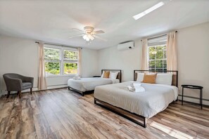 6 bedrooms, desk, iron/ironing board, travel cot