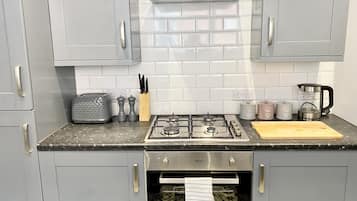 Mikrowelle, Toaster, Kochgeschirr/Geschirr/Besteck, Gewürze