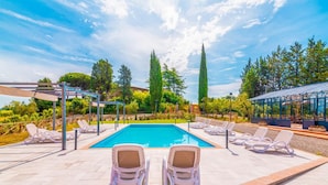 A pool area with lounge chairs and a pergola. - Villa La Pieve - Nine Bedroom Villa, Sleeps 20 (Città della Pieve)