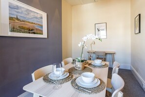 Dining - Cozy Coastal Getaway near Tynemouth (North Shields)
