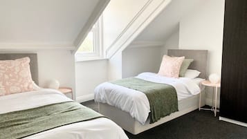 5 bedrooms, iron/ironing board, internet, bed sheets