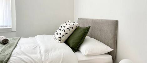 5 室のベッドルーム、アイロン / アイロン台、インターネット、ベッドシーツ