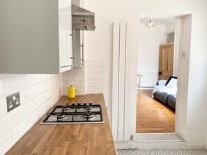 Réfrigérateur, micro-ondes, plaque de cuisson