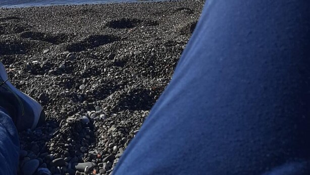 A view of a pebble beach with a calm sea and a clear sky. - The White House on the sea (Rosignano Marittimo)