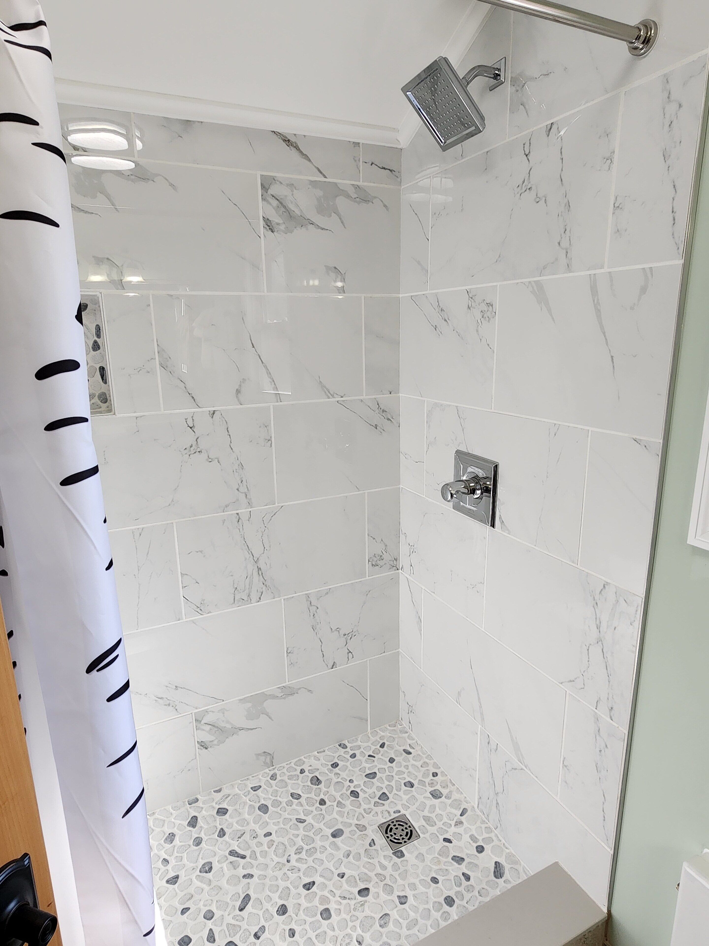 Douche, sèche-cheveux, serviettes fournies, savon