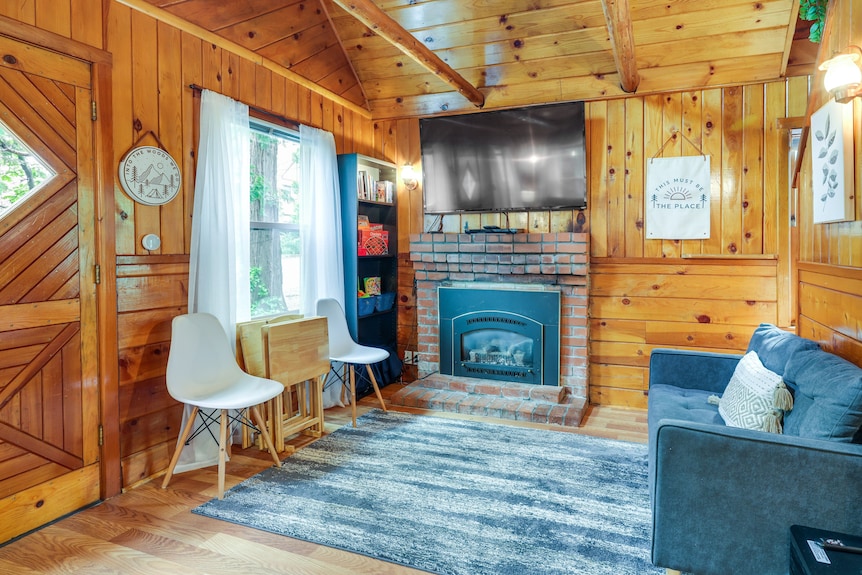 Fire Pit, Deck & Grill: Cozy Twain Harte Cabin! - Twain Harte, CA