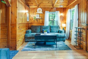 TV, fireplace, DVD player, books - Fire Pit, Deck & Grill: Cozy Twain Harte Cabin! (Twain Harte)