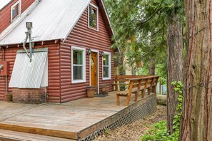 Terrace/patio - Fire Pit, Deck & Grill: Cozy Twain Harte Cabin! (Twain Harte)