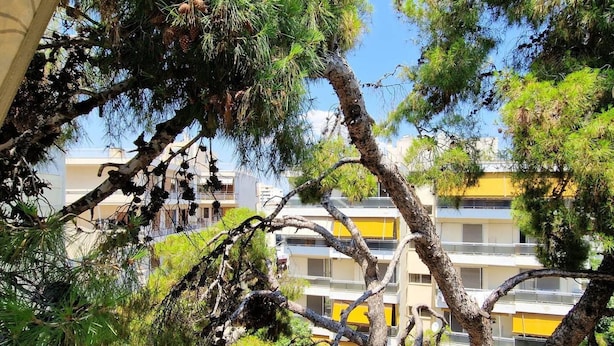 A view of a building with balconies and a tree in the foreground. - Rooftop 1 Bdr Apt - Metro Cholargos - 5 Min Walk (Papagou-Holargos)