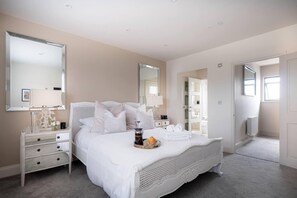 House, Multiple Beds | 3 bedrooms, iron/ironing board, free WiFi, bed sheets - Contemporary Luxury Town House Cheltenham (Cheltenham)