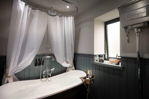 House, Multiple Beds | Bathroom | Shower, hair dryer, towels - Contemporary Luxury Town House Cheltenham (Cheltenham)