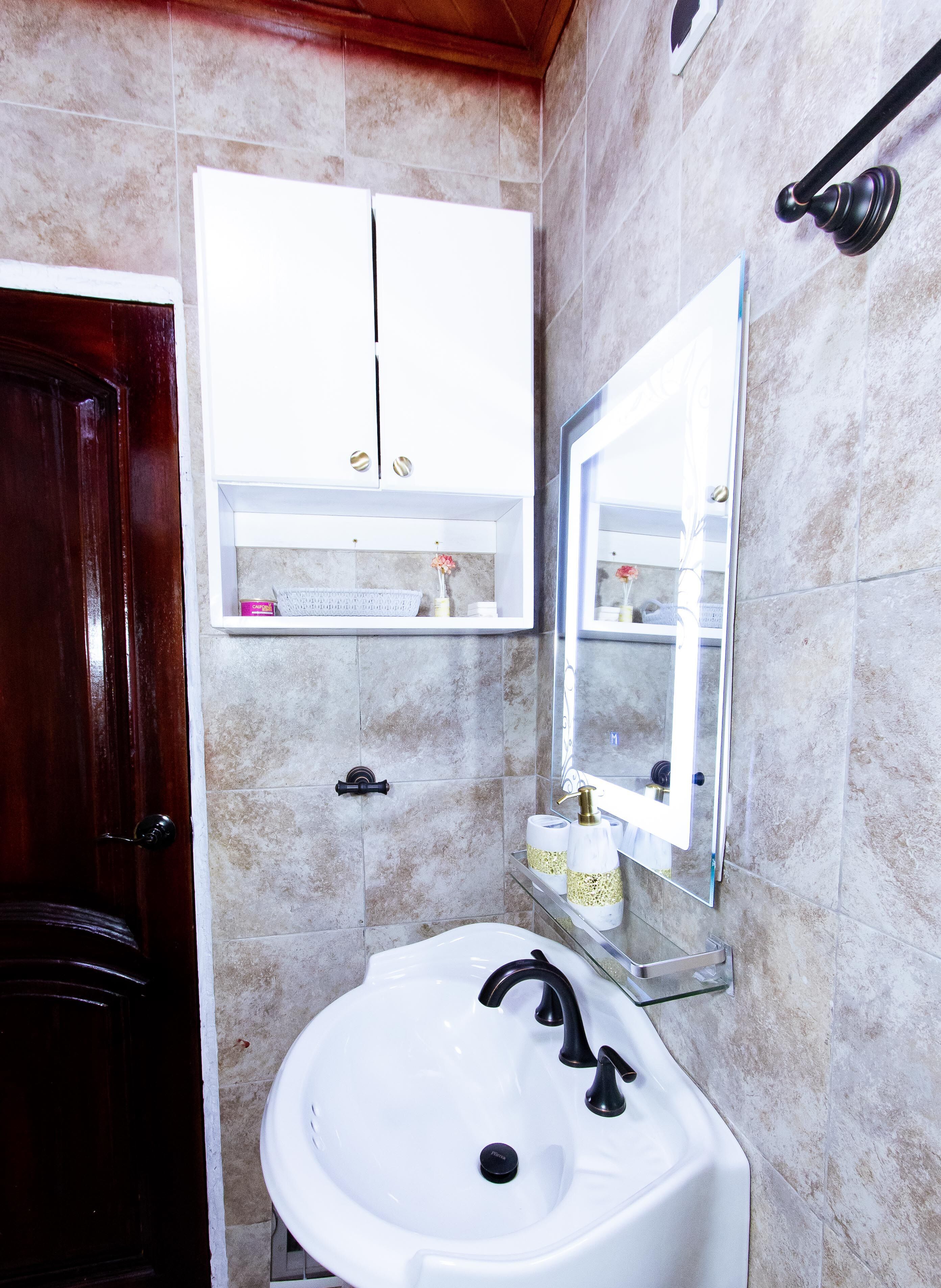 Pancuran hujan, jubah mandi, kloset, dan handuk