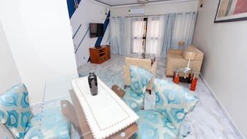 Grand appartement, 3 slaapkamers | Woonruimte | Een flatscreentelevisie