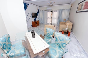Apartamento grand, 3 quartos | Área de estar | TV de tela plana