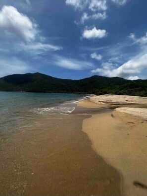 在海滩、沙滩毛巾