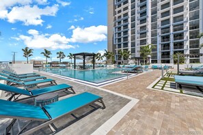 Outdoor pool - Location, location, location. Best area of Doral (Doral)
