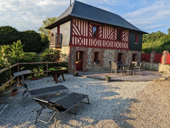 Outdoor dining - Spacious, quiet house 6 km from Honfleur (Genneville)