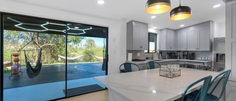 Geladeira, micro-ondas, fogão, cooktop