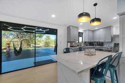 Hilltop:Mt Views!Movie Theater+NFL TICKET Arcade+Hot tub+Sauna+Golf+Yoga+Beauty