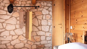 3 bedrooms, in-room safe, free WiFi, bed sheets