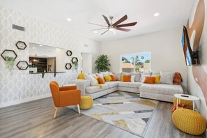 تلفزيون ذكي، مدفأة، كرة قدم الطاولة، تنس طاولة