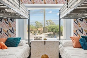 4 Schlafzimmer, Schreibtisch, Bügeleisen/Bügelbrett, Reisekinderbett