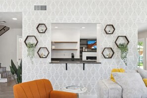 Smart-TV, Kamin, Tischfußball, Tischtennisplatte