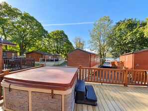 Unclassified image, 5 of 27, button - Jaw-Dropping Lodge with Hot Tub on Lake Windermere (Troutbeck Bridge)