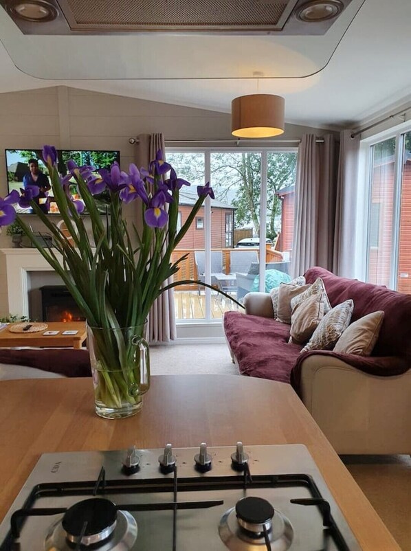 Interior - Jaw-dropping Lodge With Hot Tub on Lake Windermere (Troutbeck Bridge)