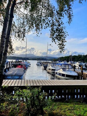Marina - Jaw-dropping Lodge With Hot Tub on Lake Windermere (Troutbeck Bridge)