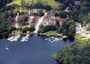 Marina - Jaw-dropping Lodge With Hot Tub on Lake Windermere (Troutbeck Bridge)