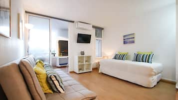 Een kluis op de kamer, een strijkplank/strijkijzer, gratis wifi