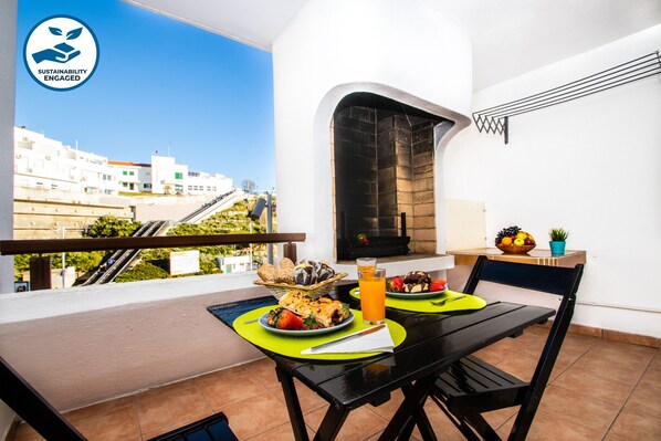 Outdoor dining - Seaview Escape with BBQ in Albufeira (Albufeira)