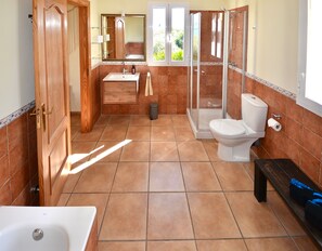 Shower, hair dryer, towels - Villa Puerta del Sol für 10 Personen/ Pool/ Wifi / Klima / April 24 Renoviert (Cales de Mallorca)