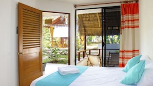A bedroom with a bed, a window, and a view of the outside. - Yoo Bigu Mazunte (Santa María Tonameca)