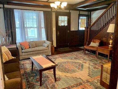 Boho Bungalow off Main-one block from Lovely Park